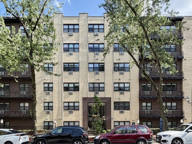 Building Photo - 448 W Barry Ave