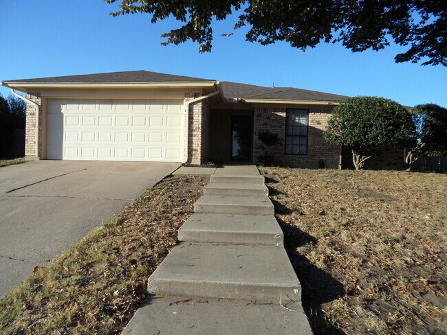 Foto del edificio - Cozy 3/2 Burleson Charmer | Wood-Burning Fireplace | 2-Car Garage | Pet-Friendly