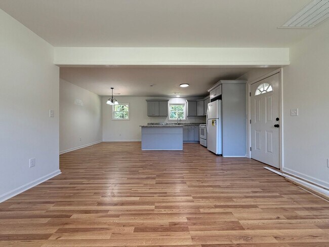 Foto del edificio - 3 bed/2 bath rental in Norwood