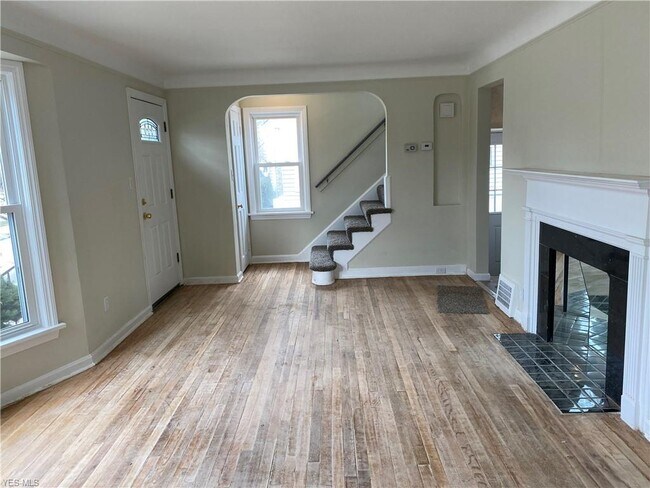 Building Photo - 305 E 195th St