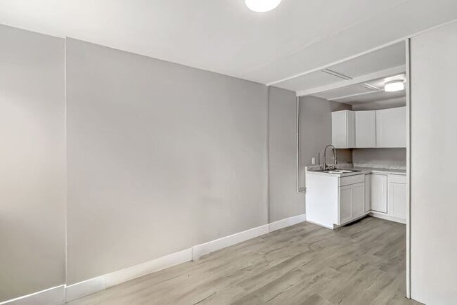 Building Photo - Newly Remodeled Downtown Studio!