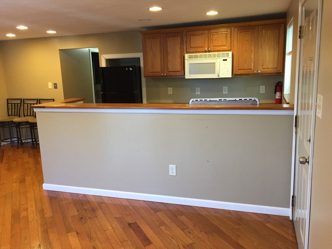 Foto principal - 136 Clairton Blvd