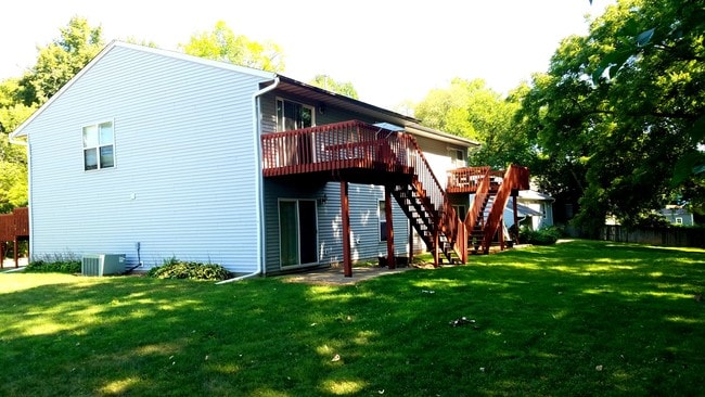 Building Photo - 803 S Van Buren St