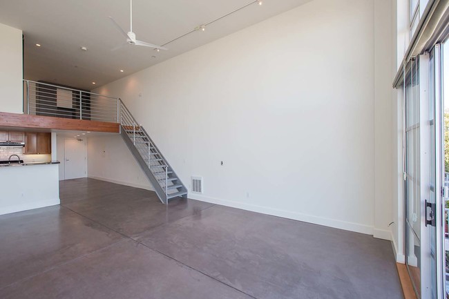 Building Photo - Renovated Dogpatch Loft