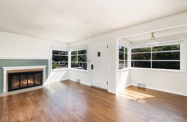 Building Photo - 9125 5th Ave NE