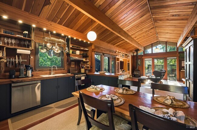 Foto del edificio - 22000 Timber Cove Rd