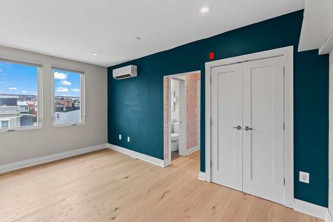 Building Photo - Bright Top-Floor 1BR Condo in Columbia Hei...