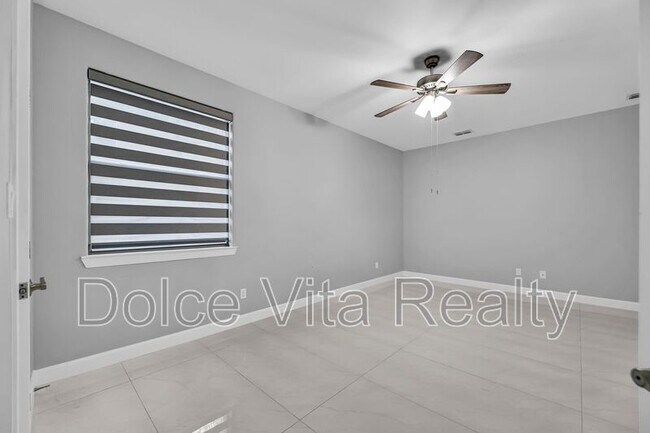 Foto del edificio - 10613 N 24th St