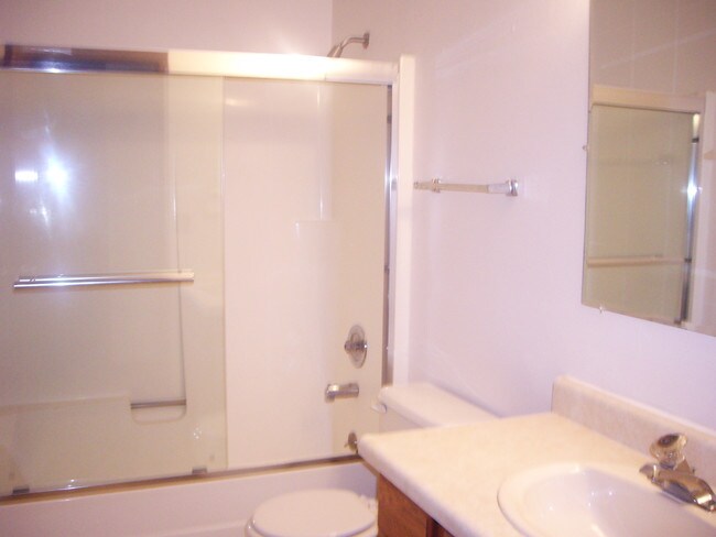Foto del edificio - 631 Oakmont Rd