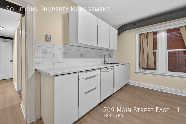 Photo du bâtiment - Large and Bright 1 Bedroom Apartment