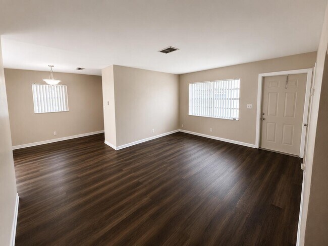 Foto del edificio - 4125 Woodside Dr