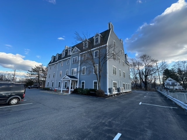 Building Photo - 64 Holten St