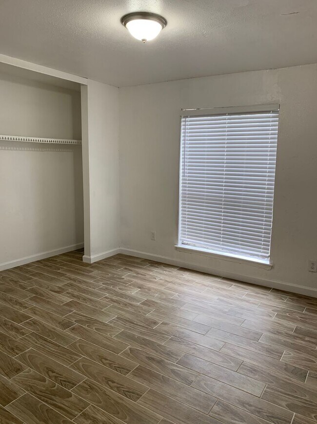 Building Photo - 2 Bedrooms / 2 Baths updated first floor c...