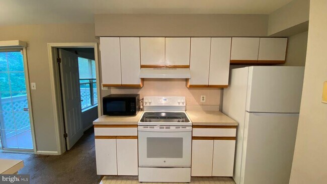 Building Photo - 1010 Foxmeadow Dr