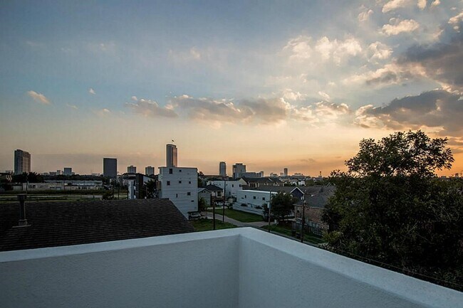 Foto del edificio - 317 E 2nd St