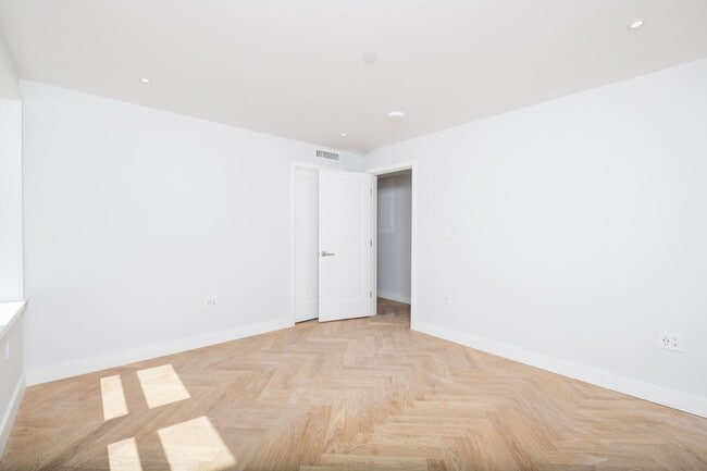 Building Photo - NICE BACK BAY ONE BED!!!!!!!