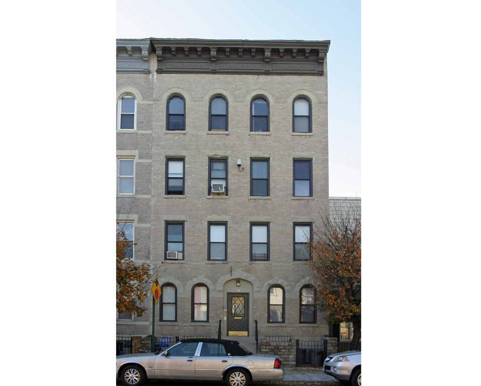 Primary Photo - 83 N Henry St