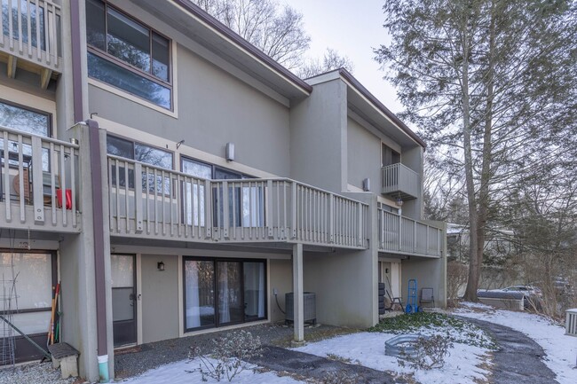 Building Photo - Well Maintained 3 Story, 2 Bedroom Condo