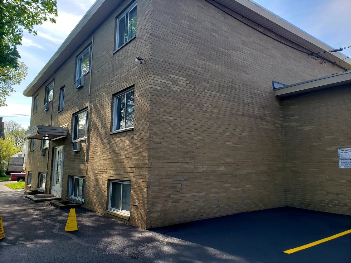 Primary Photo - 1456 W 107th St