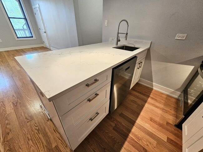 Building Photo - 1415 W Erie St