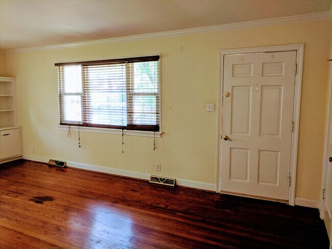 Foto del edificio - Spacious 3bdrm/2bth Home Located in a Well Established Neighborhood in Richmond's West End  Conve...