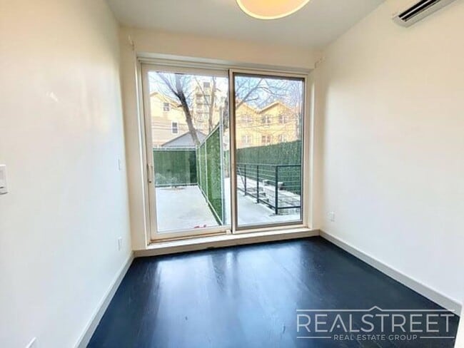 Building Photo - Gorgeous New 3 Bed 1.5 Bath Near Prospect ...