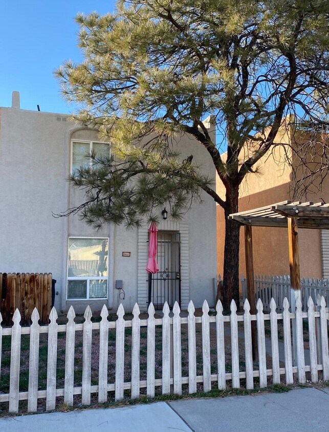 4607 Overland St NE, Albuquerque, NM 87109 Townhome Rentals in