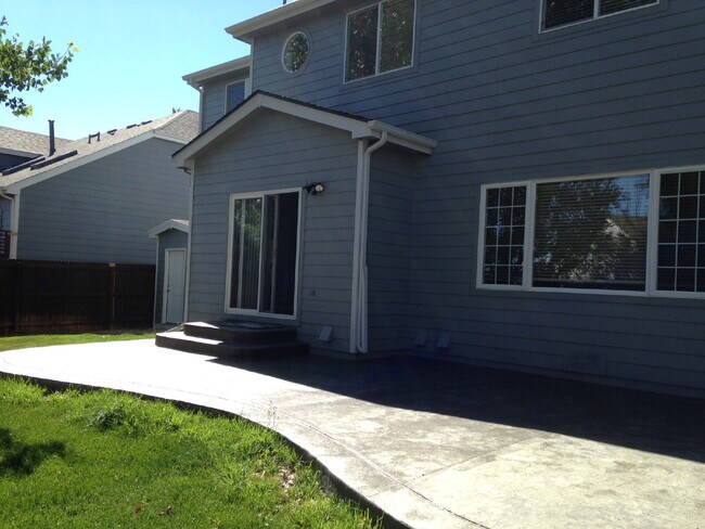 Building Photo - Spacious Five-Bedroom Home With Finished Basement and Three-Car Garage! Close To Buckley AFB, Sou...