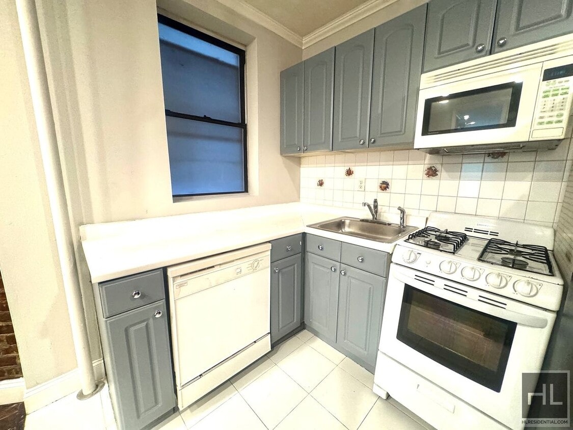 Building Photo - Tenth Avenue