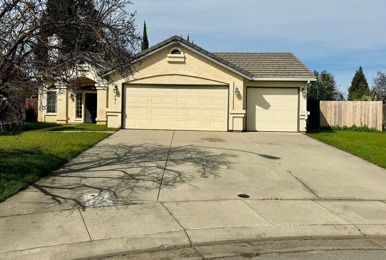 Primary Photo - 4 bed, 3 bath, 3 car garage, backyard, gre...