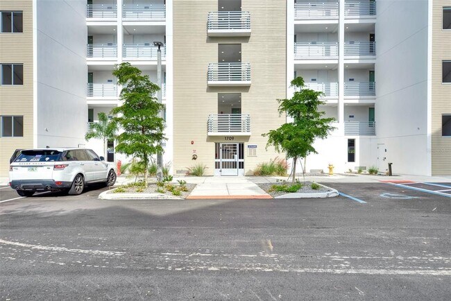 Foto del edificio - 1709 N Tamiami Trail