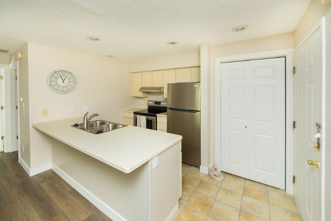 Building Photo - 1346 S College Mall Rd