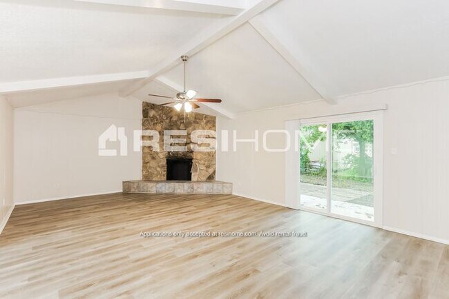 Building Photo - "Welcome Home! Get 1/2 month FREE RENT whe...