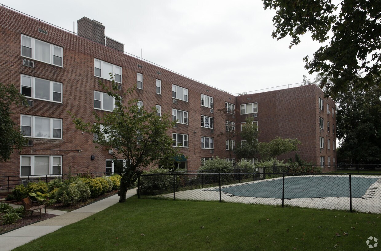 Country Club Manor 250 W Merrick Rd Freeport, NY Apartments for