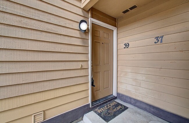 Foto del edificio - Cozy 2 bdrm 2 bath Condo - HALF OFF the 1s...