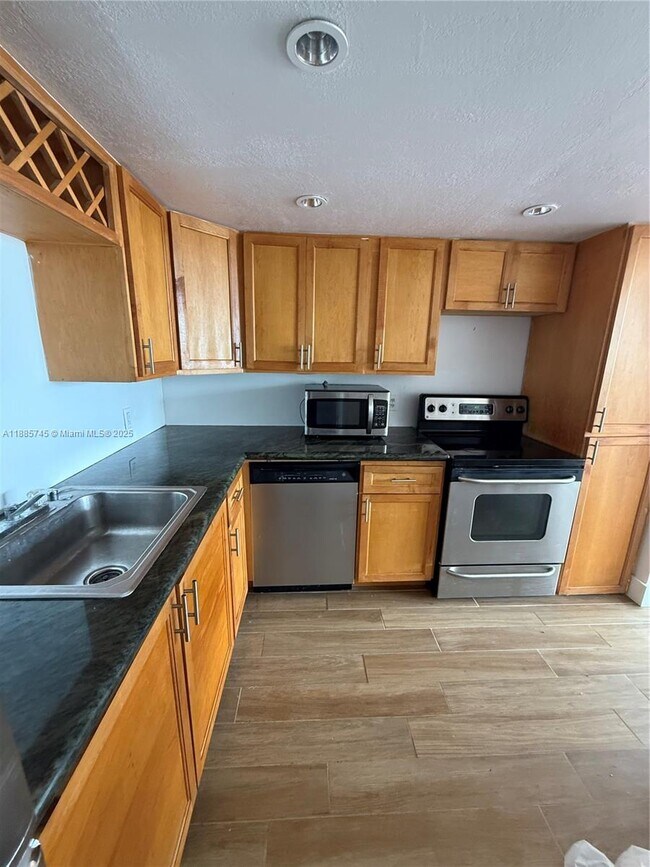 Foto del edificio - 2025 NE 164th St