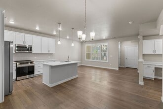 Building Photo - 4174 S Park Dr