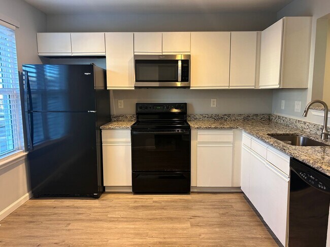 Building Photo - 2 bed 2 bath Townhouse in Woodmill