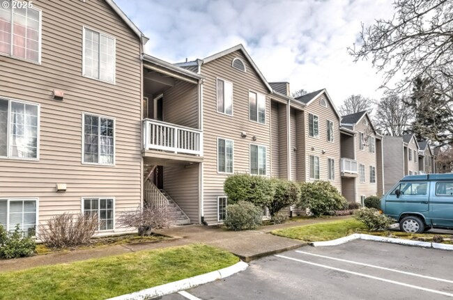 Foto del edificio - Updated Upper-Level Condo with Gas Fireplace, Balcony & Washer/Dryer