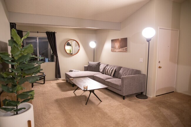 Foto del edificio - 34140 Selva Rd