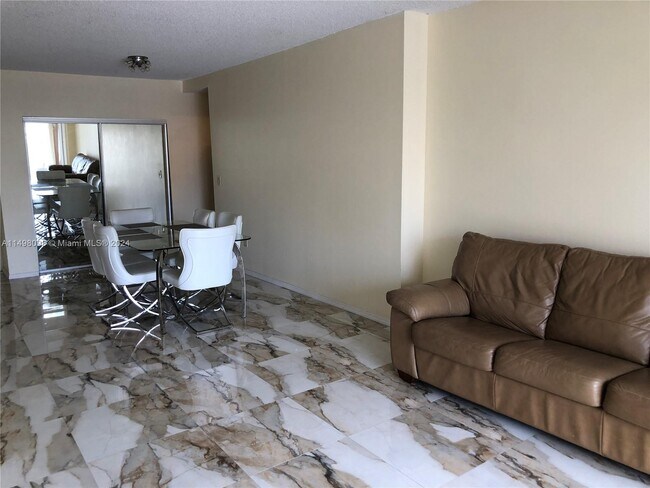Foto del edificio - 300 Bayview Dr