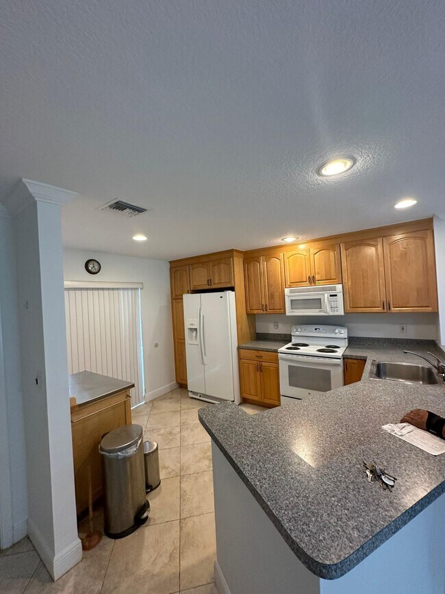 Building Photo - 7630 Lago Del Mar Dr