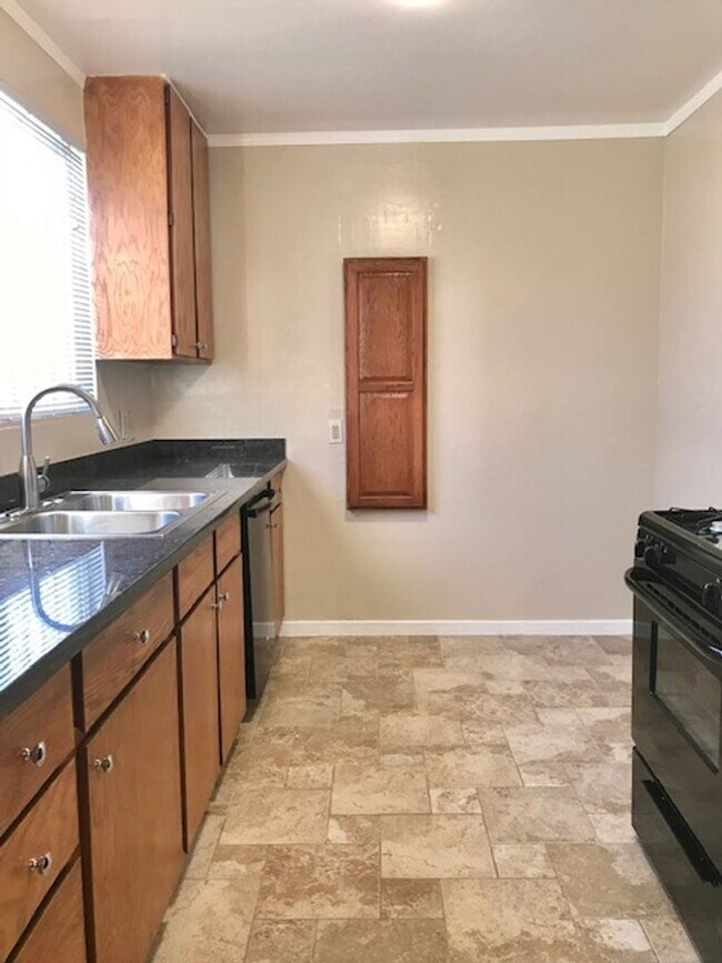 Building Photo - 2 Bed 1 Bath House with Attached Garage in...