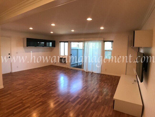 Building Photo - Beautiful lower condo with large patio in ...