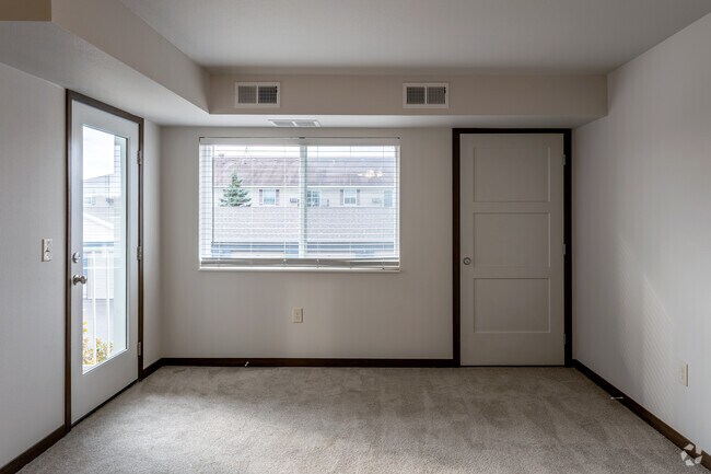 2 habitaciones, 2 baños - 970 pies cuadrados - Sala de estar - Birch Grove Estates