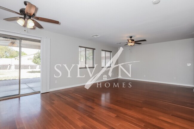 Foto del edificio - You will love this spacious 4 bed, 3 bath ...