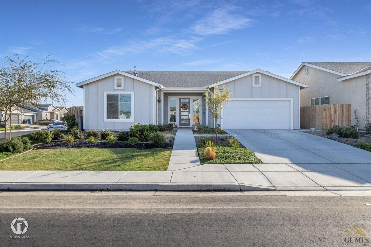 Primary Photo - Exquisite three-bedroom, two-bathroom mode...