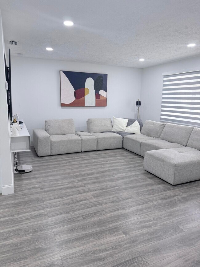 Building Photo - 302 SW Whitmore Dr