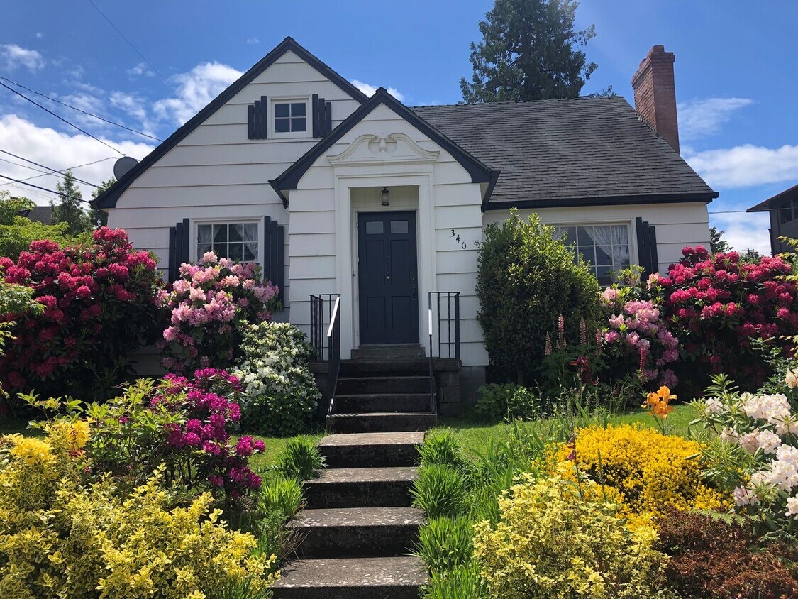Primary Photo - 3Bd/1Ba Two Story House w/ Basement - Avai...
