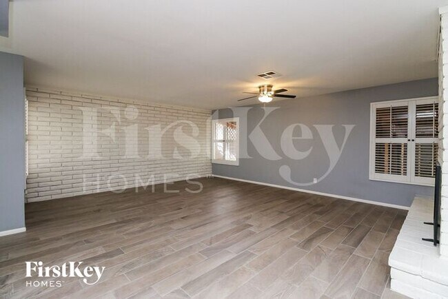 Building Photo - 328 E Balboa Dr